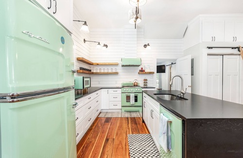 Thunderbolt House | Splash of Southern | Private Pool & Fire Pit + Near Local Sights!