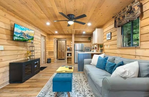 West Village House | Spring Discount! Heart of Shaver! - BBQ & Sleeps 6