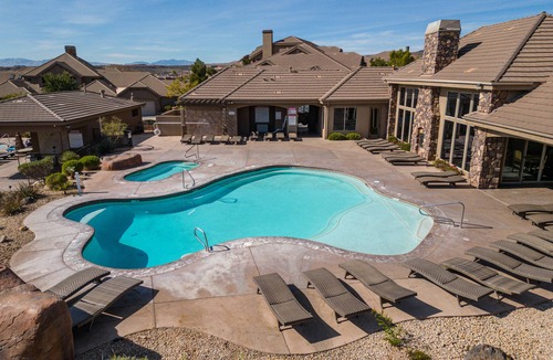 Washington Villa | St George near Zion, 3BR, sleeps 10, steps to 2 pools/hot tubs, playground, pond