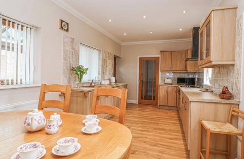 Damerham House | STAPLETON FARM BUNGALOW, pet friendly, with a garden in Alderholt