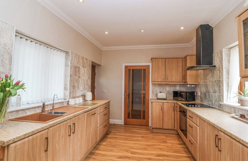 Damerham House | STAPLETON FARM BUNGALOW, pet friendly, with a garden in Alderholt