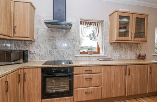 Damerham House | STAPLETON FARM BUNGALOW, pet friendly, with a garden in Alderholt