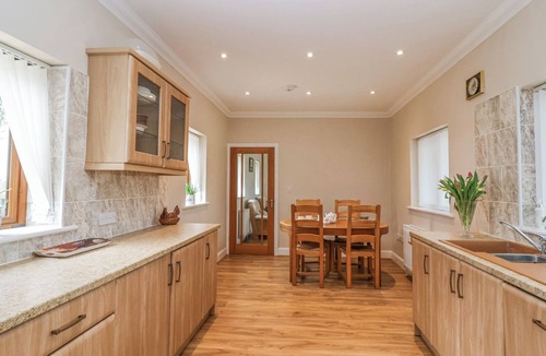 Damerham House | STAPLETON FARM BUNGALOW, pet friendly, with a garden in Alderholt