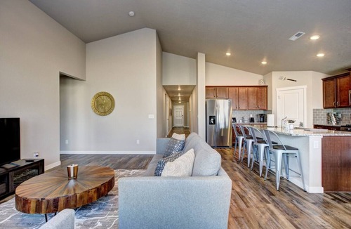 Star House | Star Family Home | King Bed | 5 TVs | Walkable to Downtown and Albertsons