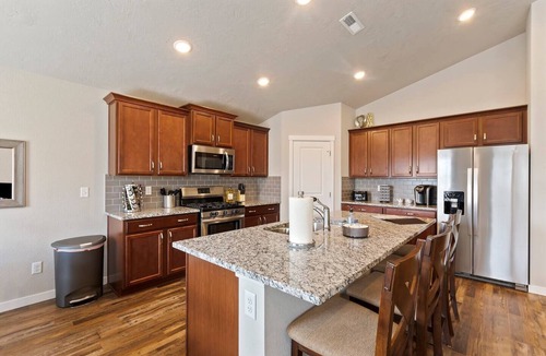 Star House | Star Family Home | King Bed | 5 TVs | Walkable to Downtown and Albertsons