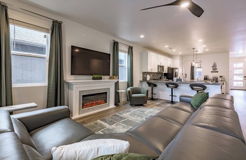 Flagstaff House | Stargazer - The Desirable Home w/AC and Hot Tub