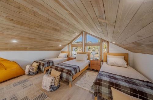 Glendale House | Stargazing Retreat with Hot Tub Deck Hammocks BBQ