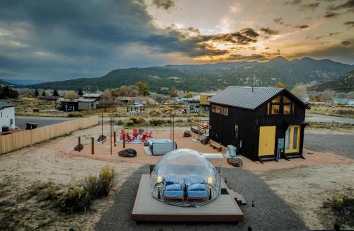 Glendale House | Stargazing Retreat with Hot Tub Deck Hammocks BBQ