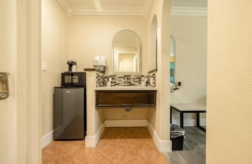 Victorville Hotel | Stay in a 2 Queen Beds Room for Victorville Family Adventures – 3 Rooms