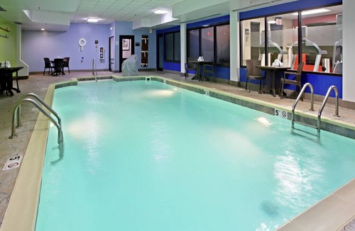 Elizabethtown House | Stay in a Stylish & Modern Room! Free Breakfast