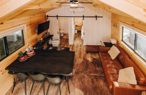 Campton Cabin | Stay in Style and Comfort at Moonshine Manor