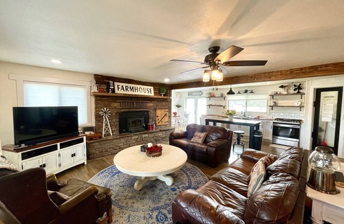Winona House | Stay ON Route 66 Bridge - 40s Farmhouse - 100-Year Anniversary