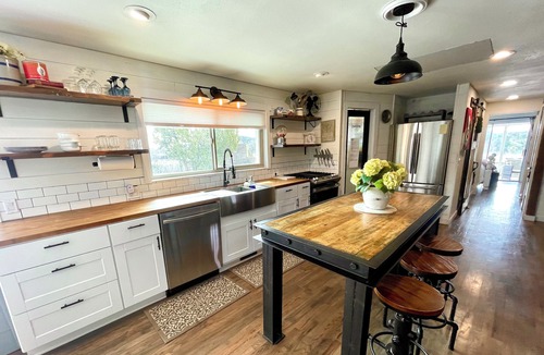 Winona House | Stay ON Route 66 Bridge - 40s Farmhouse - 100-Year Anniversary