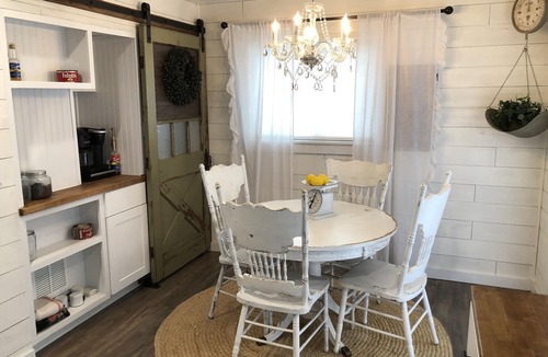 Winona House | Stay ON Route 66 Bridge - 40s Farmhouse - 100-Year Anniversary
