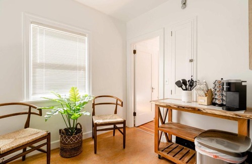 Hosford-Abernethy Apartment | Stay Portland - 1892 Bohemian Dream Studio in Ladd's Addition