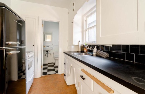 Hosford-Abernethy Apartment | Stay Portland - 1892 Bohemian Dream Studio in Ladd's Addition