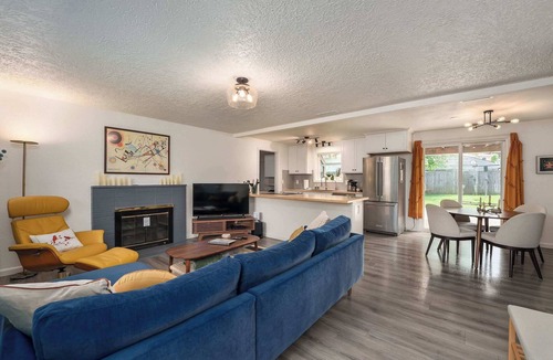 Northwest Vancouver House | #StayinMyDistrict Quiet 2BR Office Pet Friendly