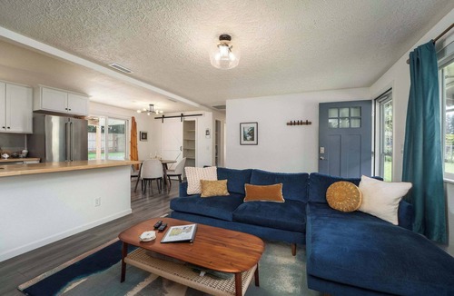 Northwest Vancouver House | #StayinMyDistrict Quiet 2BR Office Pet Friendly