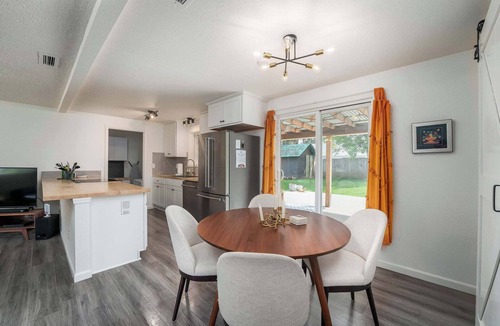 Northwest Vancouver House | #StayinMyDistrict Quiet 2BR Office Pet Friendly