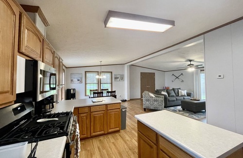 Sister Lakes Cottage | Steps away from Magician lake