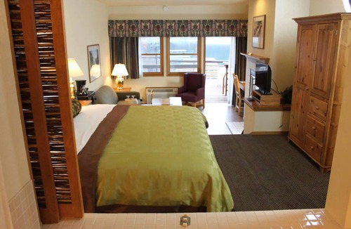 Bass Lake Hotel | Steps from the Lake w/Breakfast (Select Stays) & Enjoy Access to Onsite Pool