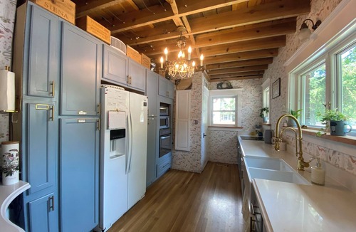 University District House | Steps from University – 3BR, Sleeps 6, FirePit Backyard Concerts & GameDay