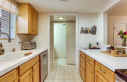 Fashion Square Condo | Steps to Fashion Square! Condo w/Patio & Pool