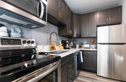 University Heights Apartment | Steps to Restaurants – Patio, A/C & Wi-Fi