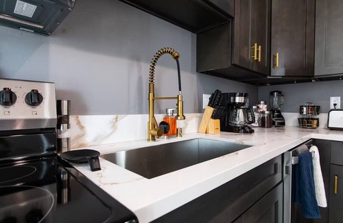 University Heights Apartment | Steps to Restaurants – Patio, A/C & Wi-Fi