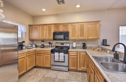 Bullhead City House | 'Stonebridge River Home' in Gated Community!