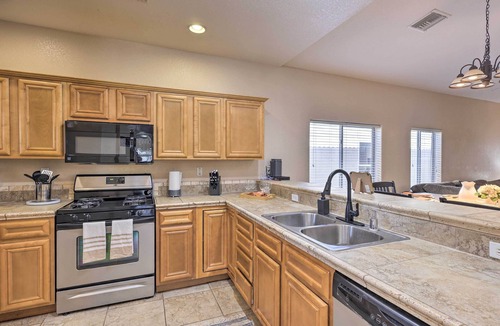 Bullhead City House | 'Stonebridge River Home' in Gated Community!