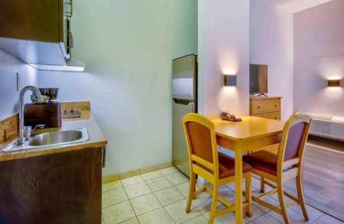 Oildale Hotel | Studio 6 Bakersfield 1 Queen Bed | Smoki