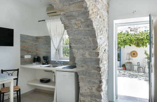 Amorgos Town Apartment | Studio Apartment 'Politimi's N6' with Mountain View, Wi-Fi and Air Conditioning