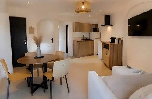 Solaro Apartment | Studio Apartment 'Villa Laurent' with Private Garden and Wi-Fi