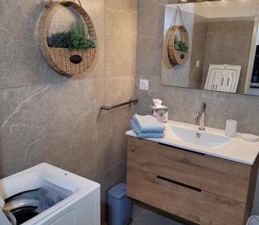 Santa-Lucia-di-Moriani Apartment | Studio bord de mer - Plage - Piscine - Wifi