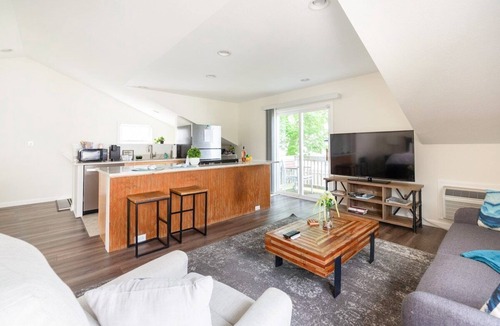 Kennedy King House | Studio Suite -5 Min to Downtown!