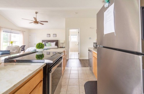 Kennedy King House | Studio Suite -5 Min to Downtown!