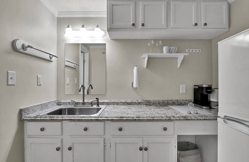 Airlie Condo | Studio w/Marina Views & Pool! Walk to Waterfront Dining!