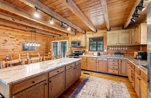 Stanton Cabin | Stunning Cabin with Hot-tub, Fire Pit and Games in Stanton, Kentucky