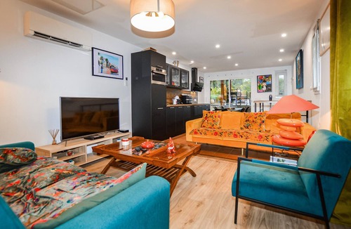 Vero House | Stunning home in Vero with private swimming pool, can be inside or outside