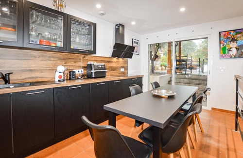 Vero House | Stunning home in Vero with private swimming pool, can be inside or outside