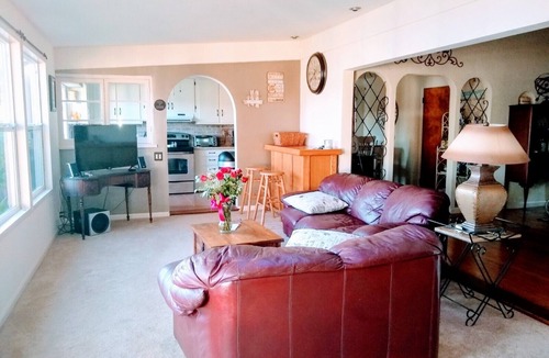 Wilbur Springs House | STUNNING Lakefront, Huge DOCK,2 Kayaks, Sleep 8, Prime fishing spot