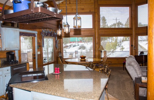 Garden Valley Cabin | Stunning Log Cabin w/Hot Tub, 3 Kings+ 4 BRms & loft - 2 flat screen TV's