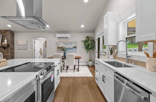 Newport House | Stunning new ranch style 3-bedroom home with year-round beach club access.