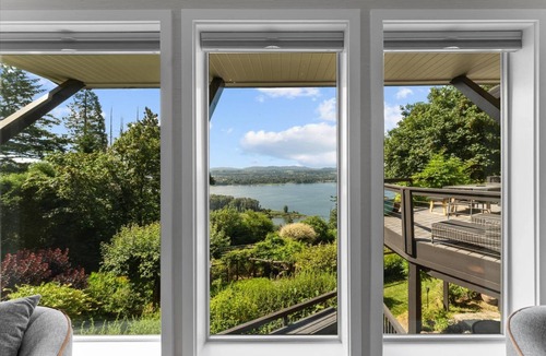 Camas House | Stunning Panoramic River and Mountain Views, Huge Covered Decks, Fire-Pit, Ping Pong, Gym, & More