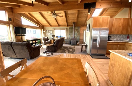 Bodega Bay House | Stunning Views of CA Coast : Beautifully Remodeled Home