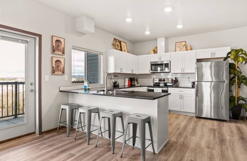 South Perry District Apartment | Stylish 2 Bed 2 Bath Near Perry District & DT!