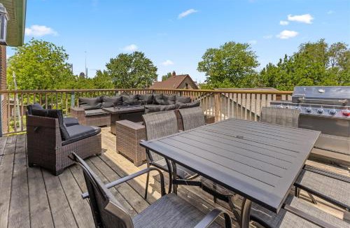 Holy Cross House | Stylish 2-Story Retreat w Balcony & Parking