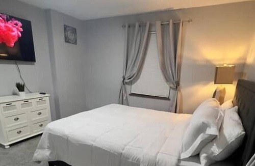 Westwood House | Stylish 3 Bedroom Cape Cod Cutie 10 Min to Dwntn