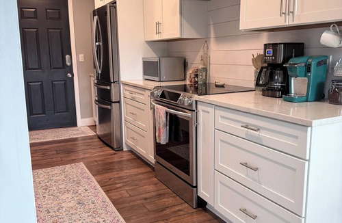 Murraysville House | Stylish 3-bedroom house, 15 minutes from the beach!